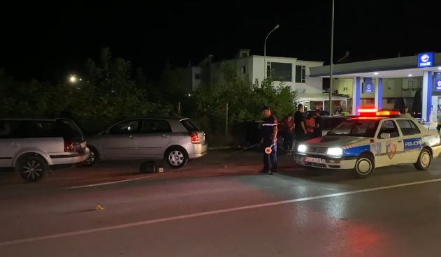 video makina perplas kembesoren 53 vjecarja transportohet ne spital policia shoqeron shoferin