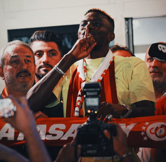 video mijera tifoze te gallatasarait ne aeroport per osimhen sulmuesi nigerian atmosfere e pabesueshme shihemi ne stadium