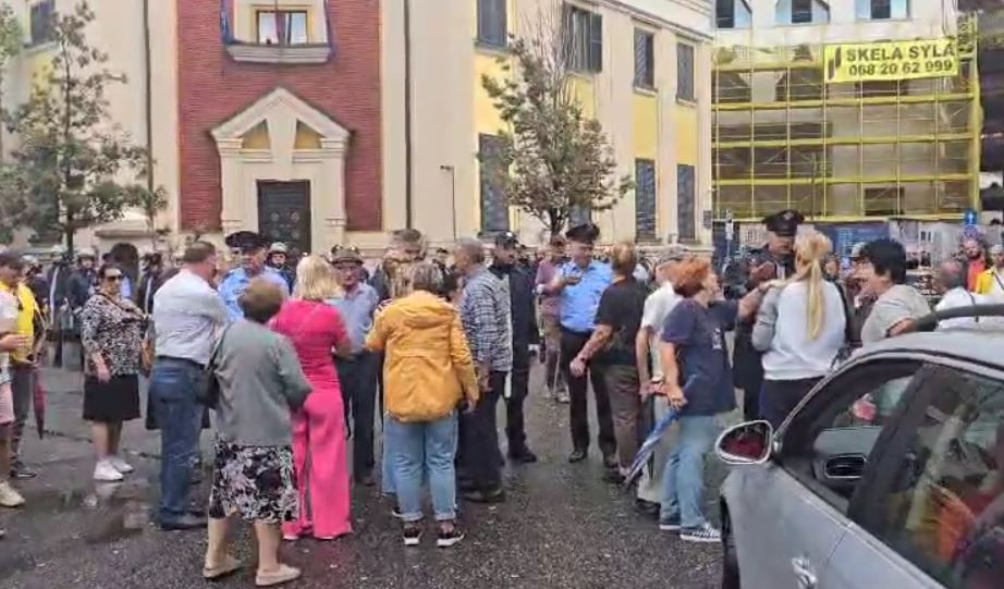 video protesta e opozites para bashkise se tiranes krijohet kaos dhe trafik