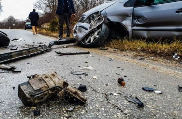 aksident i rende humbin jeten 3 persona ne kosove makina me te cilen ata po udhetonin ra ne liqen