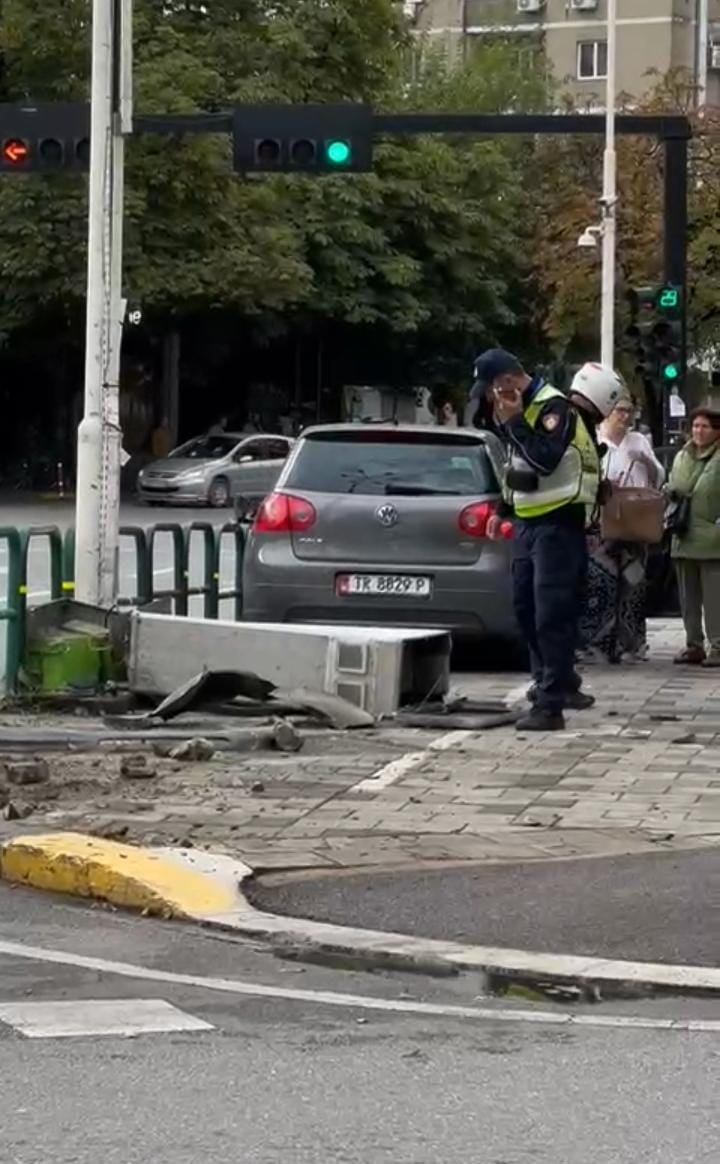 aksident te rruga e elbasanit golfi humb kontrollin dhe hipen ne trotuar shpetojne mrekullisht kalimtaret