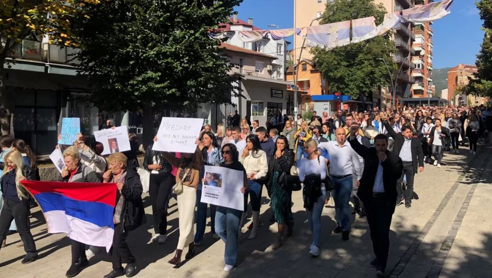 Akuzohet për “ngacmim”/ Protesta në Mitrovicën e Veriut kundër arrestimit të liderit të partisë Demokracia Serbe