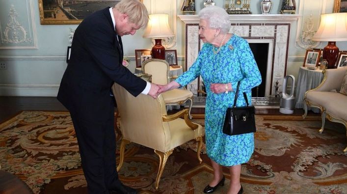 boris johnson thyen protokollin mbreteror zbulon se mbreteresha elizabeth ii vuante nga kanceri i kockave