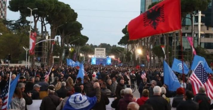 burgosja e salianjit zbret opoziten ne shesh skenaret e protestes qe nis te kryeministria dhe do perhapet ne disa zona te kryeqytetit mbi 1 mije forca policie blindojne tiranen