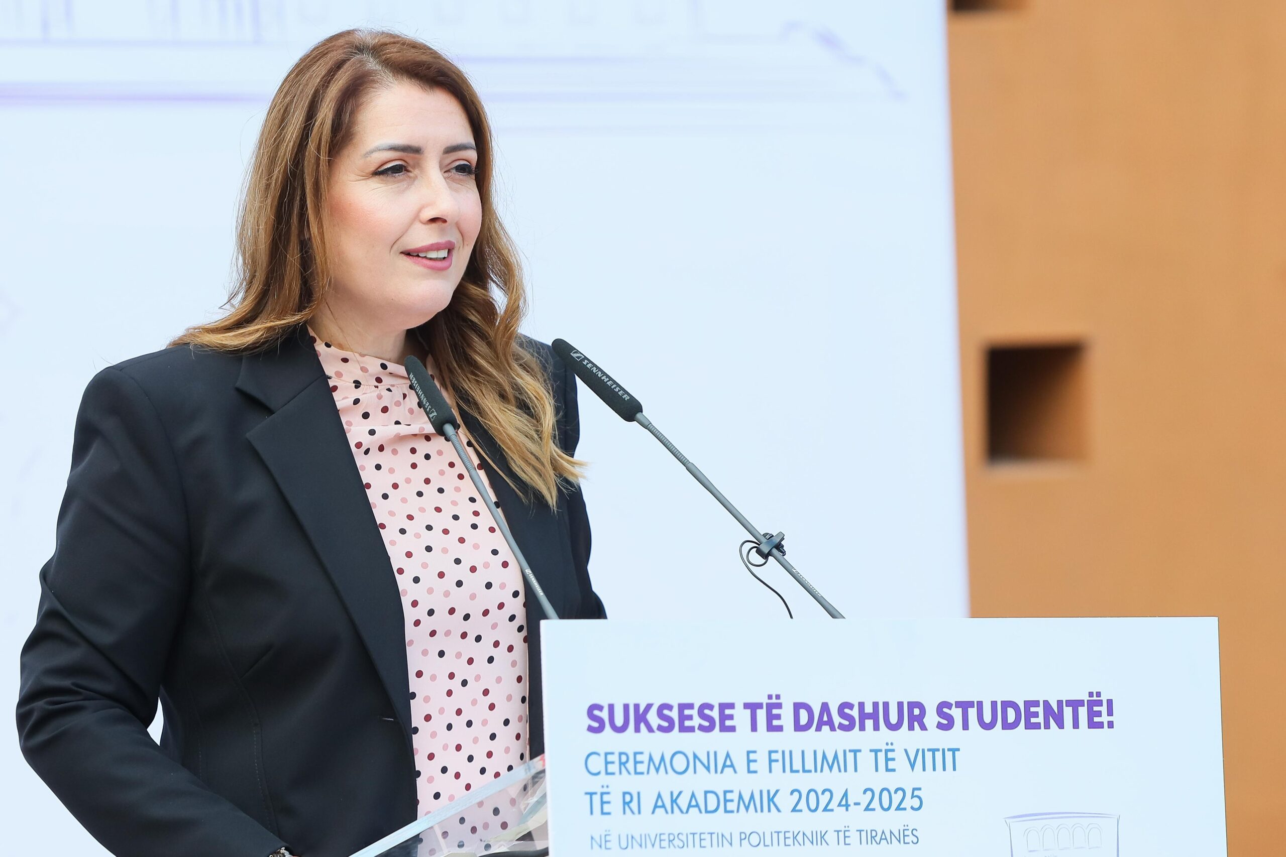 ceremonia fillimit te vitit te ri akademik ne universitetin politeknik te tiranes ministrja manastirliu 50 mije studente perfitojne mbeshtetje me bursa dhe tarifa te reduktuara scaled