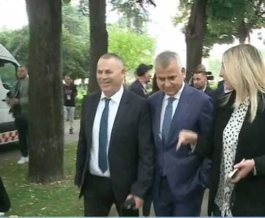 dorezohen demokratet nuk bllokuan dot seancen plenare largohen nga oborri i kuvendit