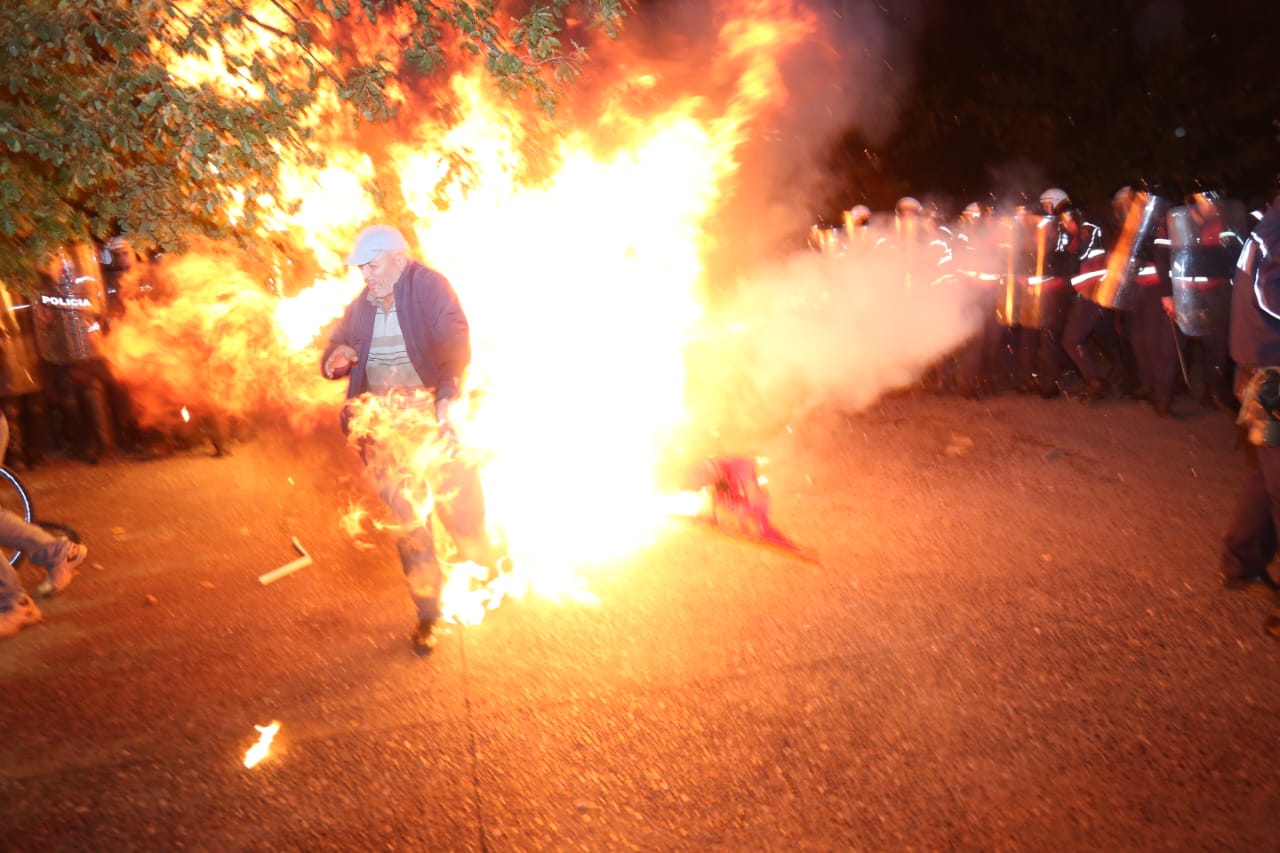 fotolajm protestuesi perfshihet nga flaket e molotovit para selise se ps