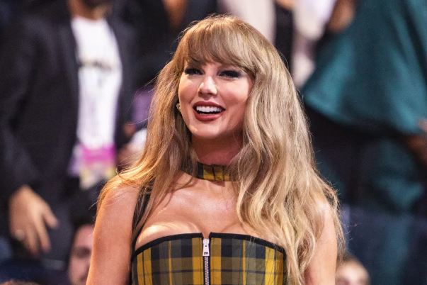 Ia kalon edhe RiRi-t, Taylor Swift shpallet këngëtarja më e pasur në botë