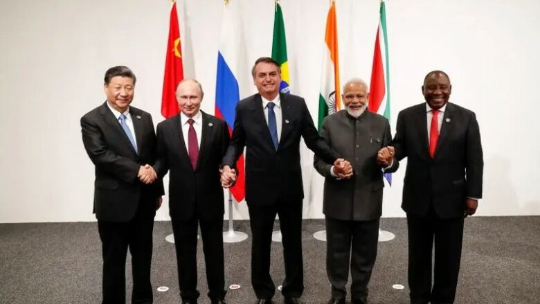 India anëtare e BRICS, përqafon dollarin amerikan