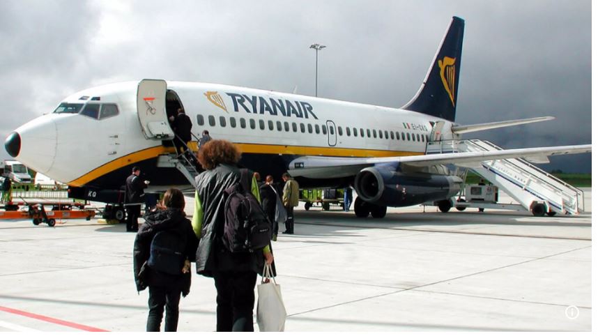 Kaos udhëtimesh në aeroportin e Bergamos, pasi gomat e avionit Ryanair shpërthejnë në ulje