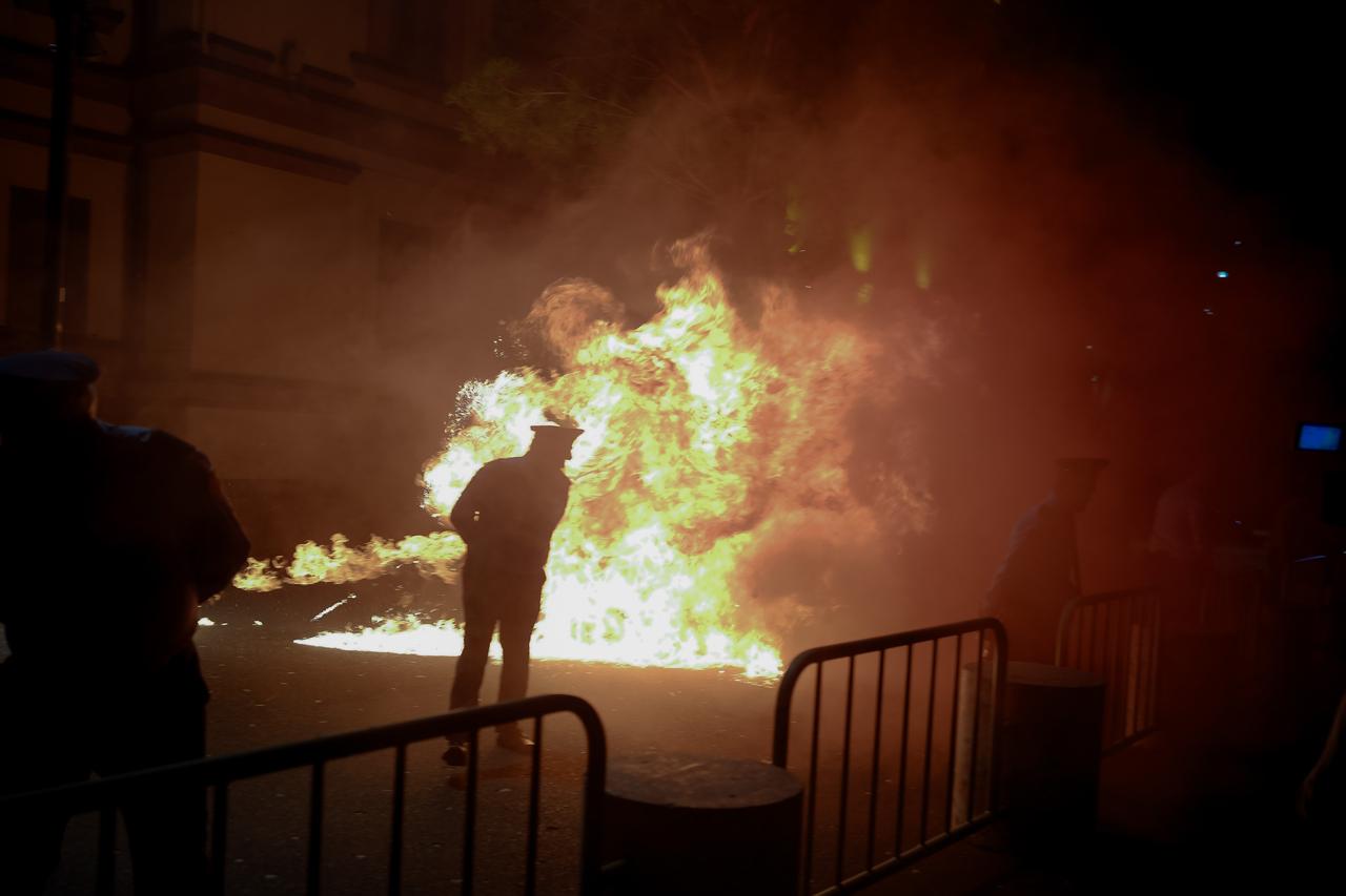 lajm i fundit plagosen 10 efektive nga hedhje e bombave molotov ja apeli i policise per protestuesit