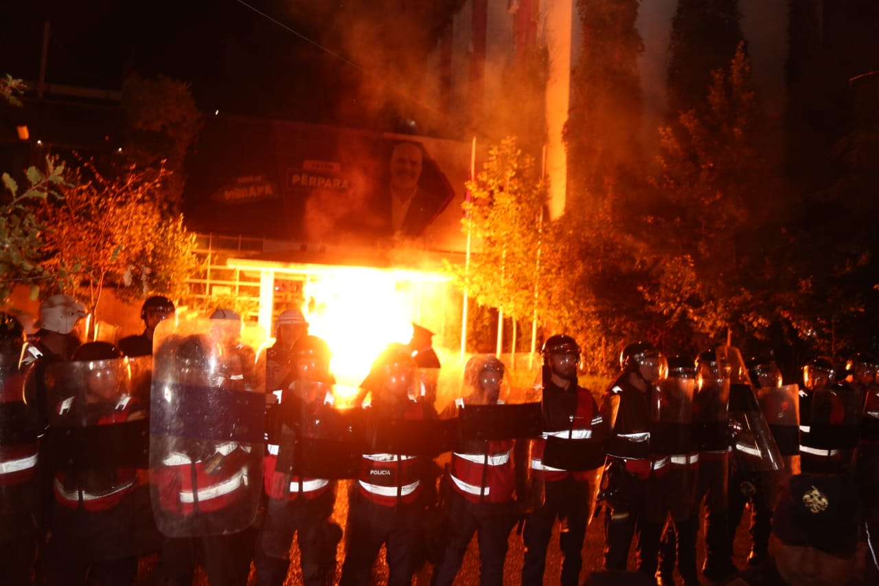 mosbindja civile 12 police dhe 7 qytetare te plagosur molotovet policia nis mbledhjen e provave