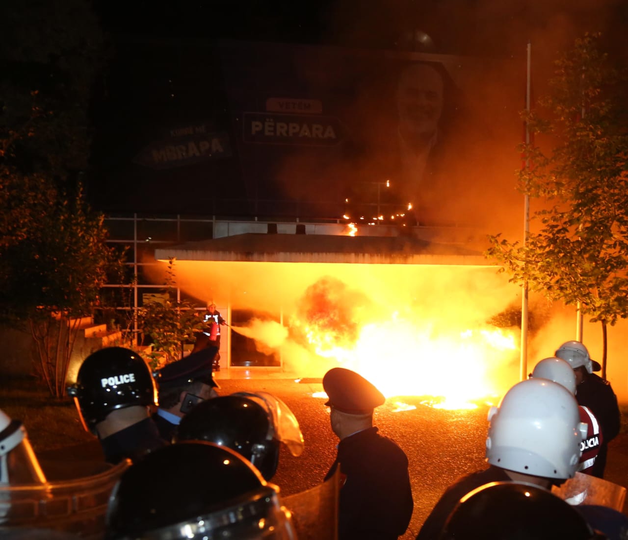 opozita ne mosbindje civile me flakadane dhe molotove mbi institucionet e qeverise policia i shperndau me gaz lotsjelles cfare ndodhi ne proteste