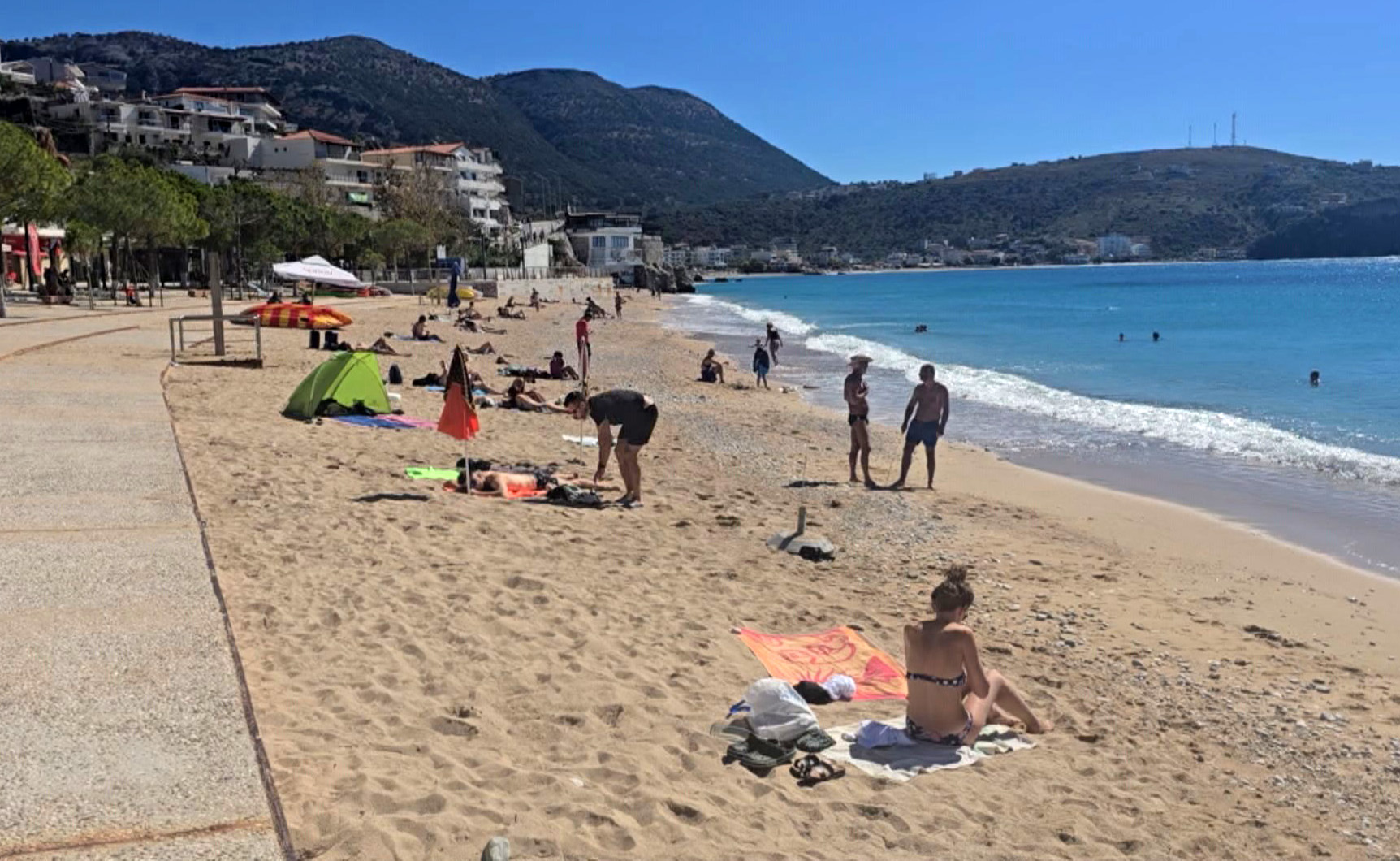 plazhi i himares vijon te frekuentohet nga turistet e huaj edhe ne tetor jemi dashuruar me shqiperine