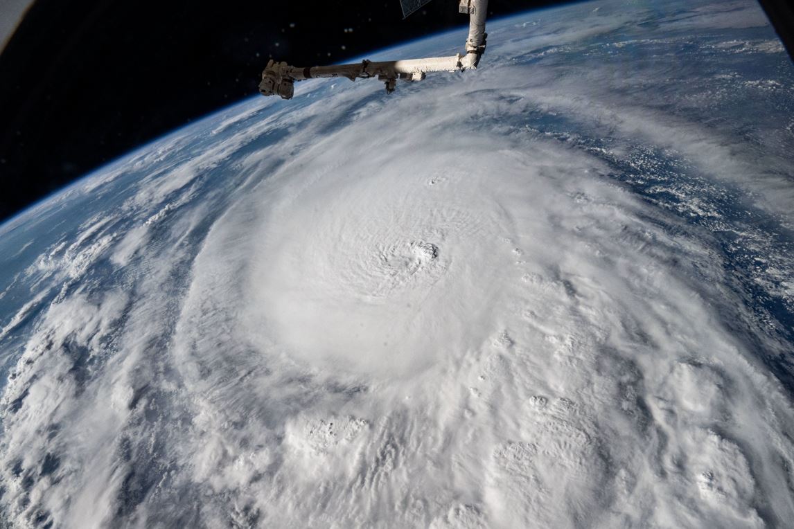 po i afrohet florides publikohen imazhet satelitore te nasa s tregojne uraganin shkaterrues milton duke kaluar mbi gjirin e meksikes