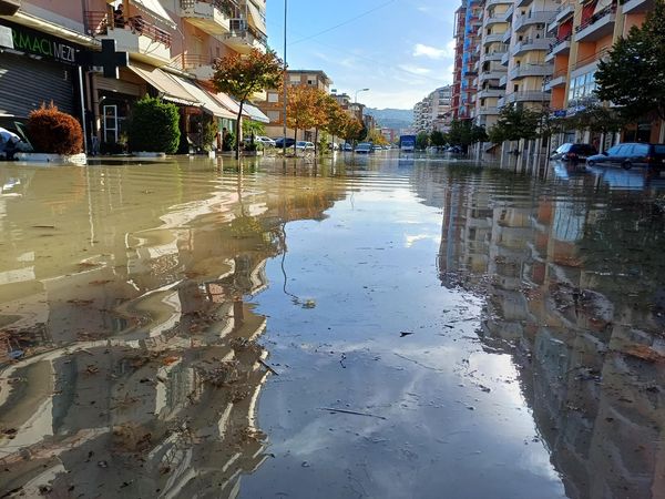 problematikat e permbytjeve ne vlore ministri i mbrojtjes po punojme ne 4 kryqezimet qe te bllokuara kemi stakuar energjine elektrike ne disa zona