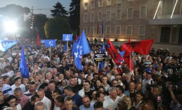 protesta e opozites avokati i popullit nxjerr ne terren grupet e monitorimit autoritetet te veprojne me pergjegjesi qytetaret te tubojne paqesisht