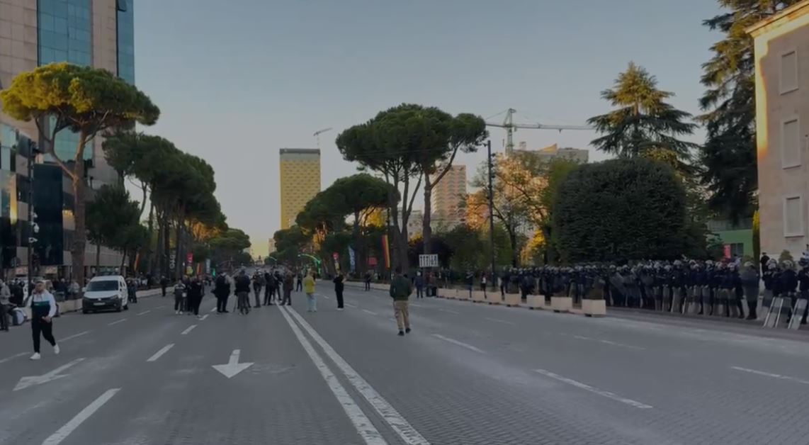 protesta me pankarta ne duar nis grumbullimi i mbeshtetesve te opozites ne seline e pd dhe para kryeministrise