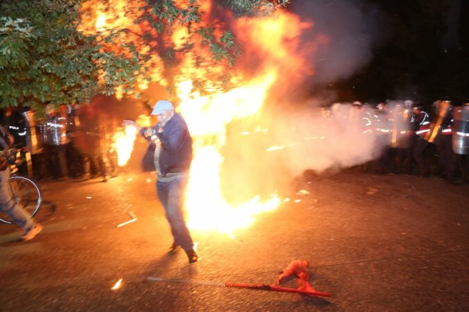 protestuesi mori flake bardhi publikon videon ky eshte momenti kur efektivet shtyjne molotovin drejt te moshuarit