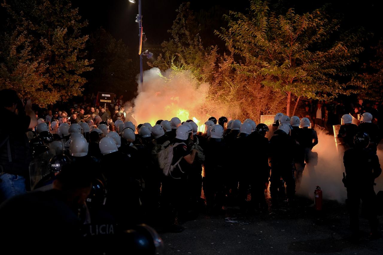 u lenduan gjate protestes ministri i brendshem dhe drejtori i pergjithshem i policise vizitojne te trauma policet e plagosur