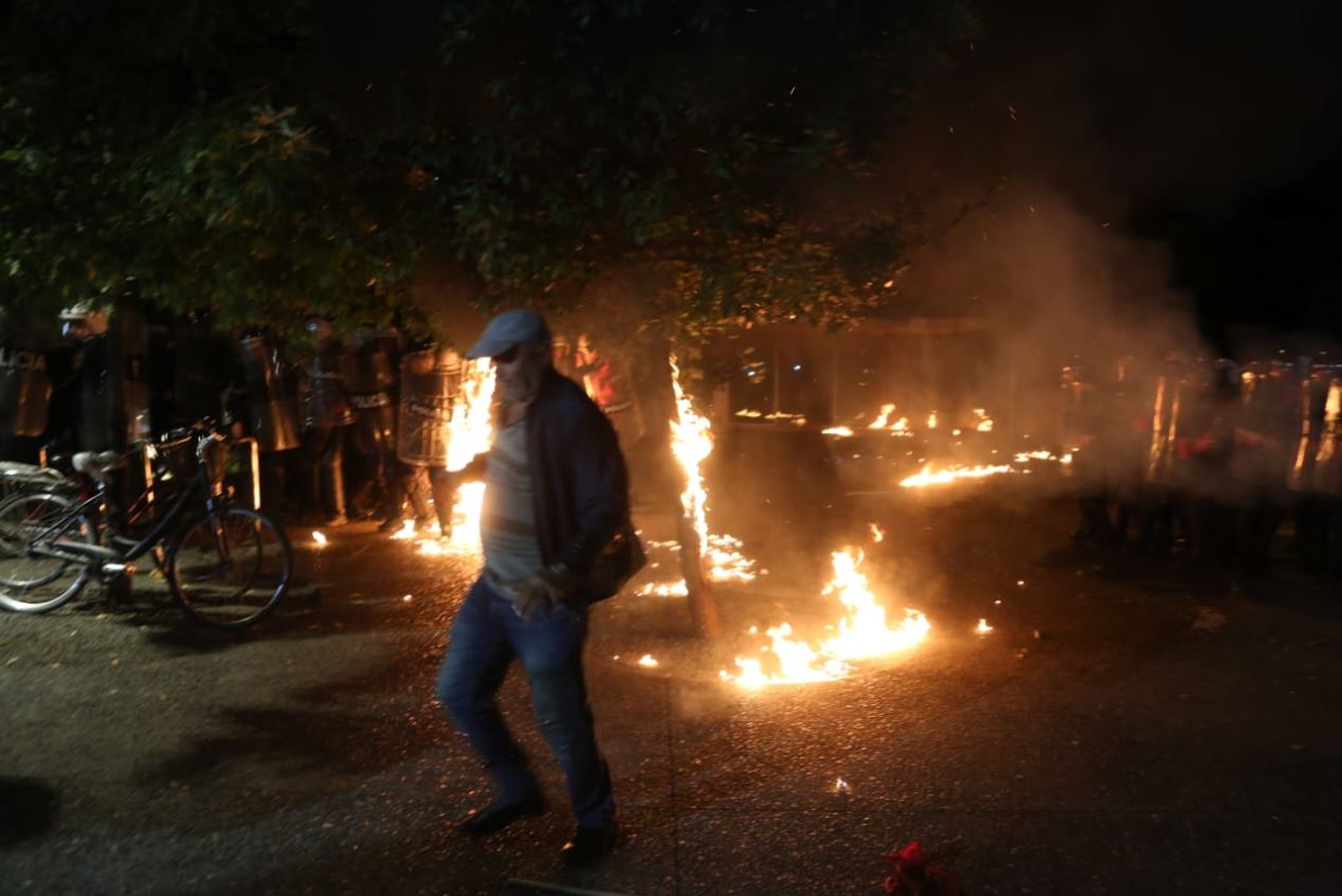 video babi mund te kishte vdekur sot mori flake pasi polici shtyu molotovin drejt turmes aktorja nxjerr pamjet e plageve te te atit u sula tia shuaj por u dogja edhe ve