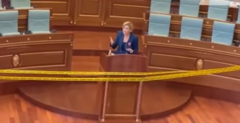 VIDEO/ Deputeti rrethon foltoren me shiritin “rrezik”, tensione në Parlamentin e Kosovës, çfarë ndodhi gjatë seancës