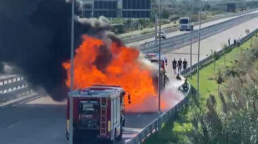 video perfshihet nga flaket kamioni ne bypass in e fierit mjeti shkrumbohet plotesisht