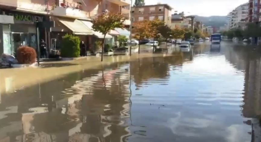 vlora noton ne uje situata ne qytetin bregdetar pas permbytjeve aksi shnderrohet ne liqen mjetet te fikura ne mes te rruges