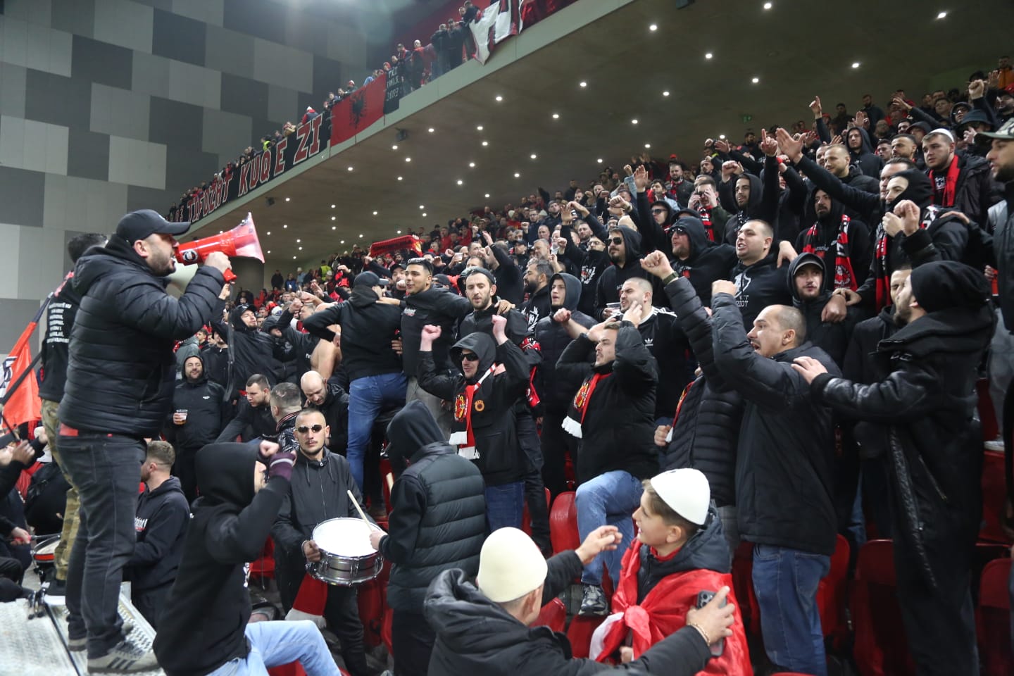 fotovideo te gjithe bashke per kombetaren atmosfere e zjarrte ne shkallet e stadiumit per ndeshjen