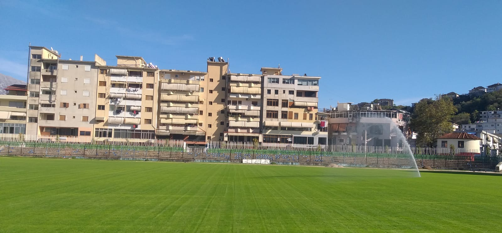 Investimet/ Mbyllen me sukses punimet për fushën me bar natyral në stadiumin “Luftëtari” të Gjirokastrës