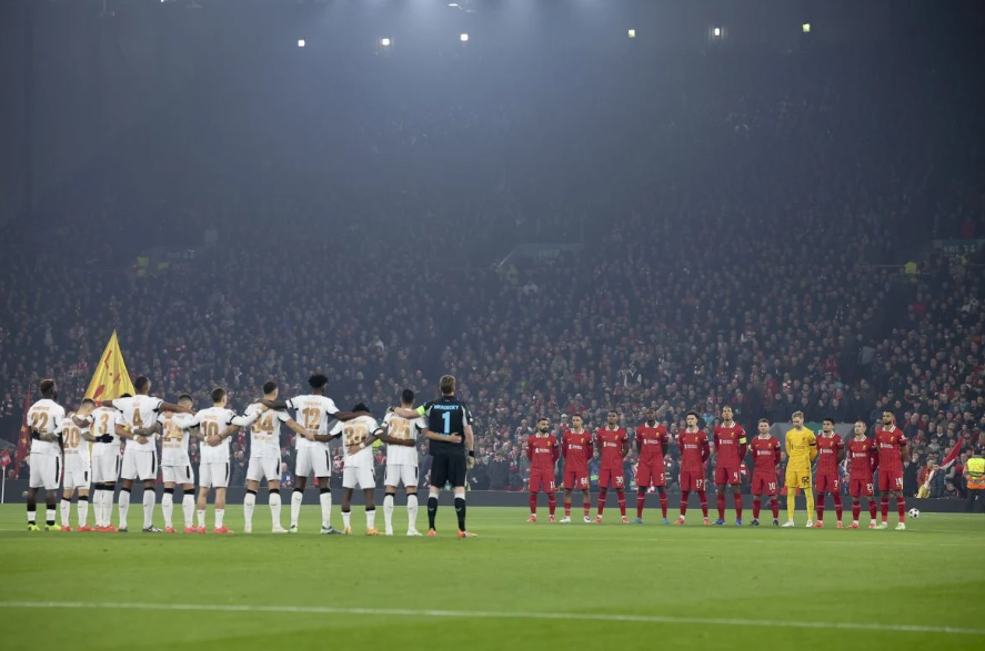 tifozet e bayer leverkusen zbulojne sekretin e erret te anfield road pretendojne se nuk eshte real zeri i tifozeve te liverpool ne stadium