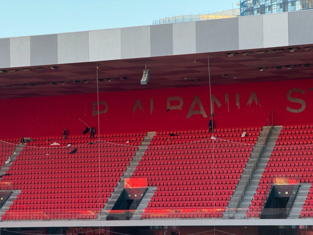 VIDEO/ Fshihet emri Air Albania nga stadiumi në Tiranë, arena e Kombëtares është gati për emrin e ri