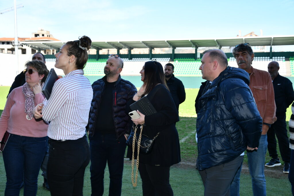 kampionati europian u 17 shqiperi 2025 delegacioni i uefa s inspekton stadiumet fushat njihet nga afer me transformimin e egnatia arena