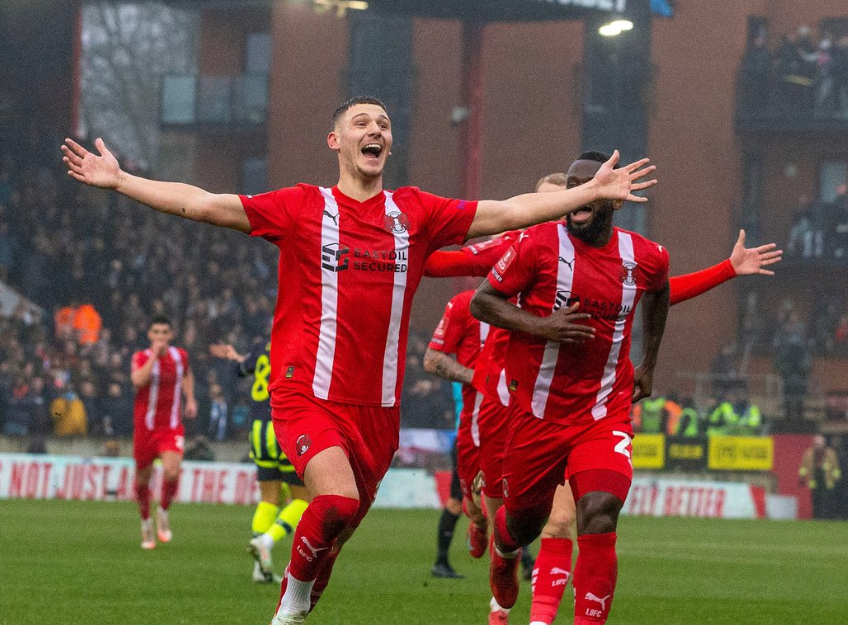 Bukuria e futbollit! Ekipi anglez që vlen sa Tirana dhe Partizani rrezikoi eliminimin e Manchester City nga Kupa