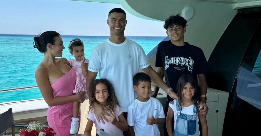 cristiano ronaldo feston ditelindjen geogina rodriguez i ben urimin special faleminderit zotit qe me dha nje njeri si ti 14