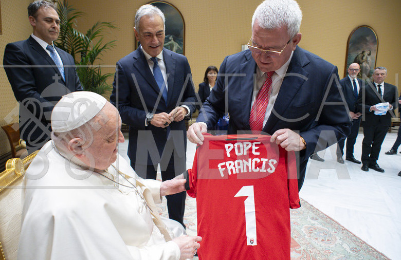 fotovideo nje fanelle kuqezi edhe per papa franceskun presidenti i fshf se pritet ne audience ne seline e shenjte