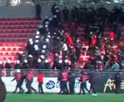 tension ne stadium pa nisur ende derbi perplasen tifozet e tiranes dhe te partizanit